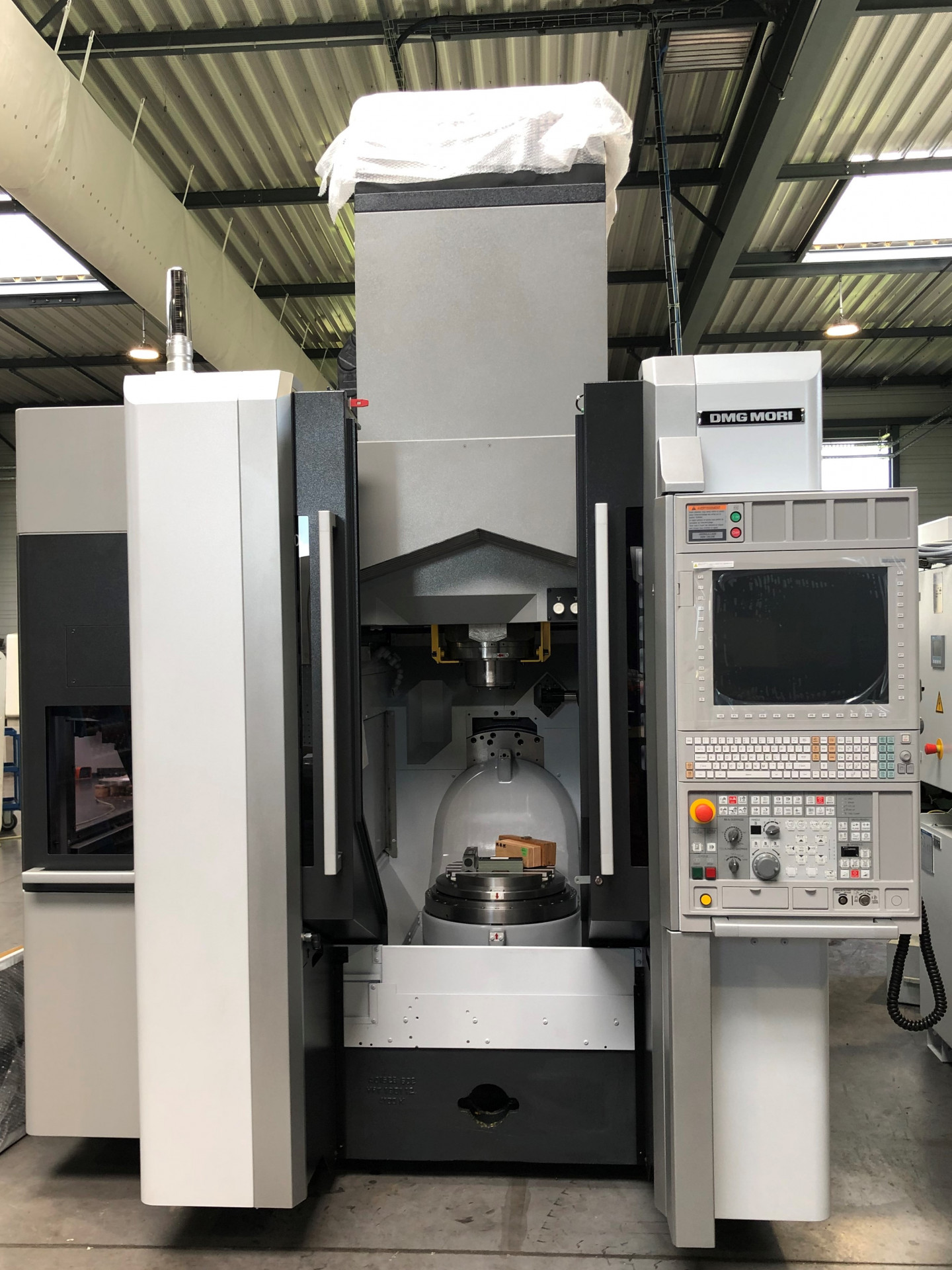 Centre d'usinage 5 axes continus DMG MORI NMV3000 DCG